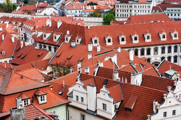 Keramické střechy starého města. Praha — Stock fotografie