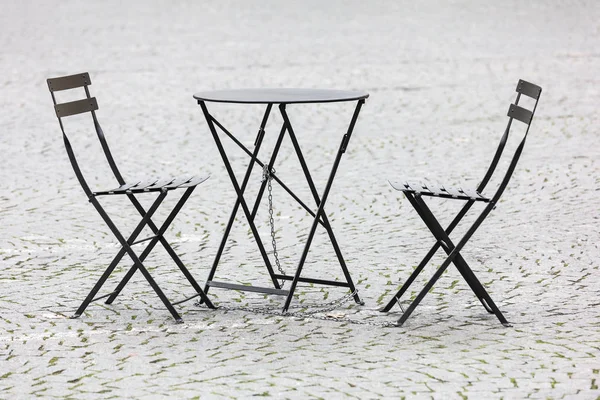 Tables et chaises vides à côté du restaurant de rue — Photo
