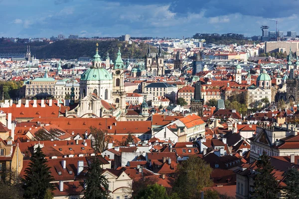 Zobacz starego miasta w Pradze z dachówkami. Praga — Zdjęcie stockowe