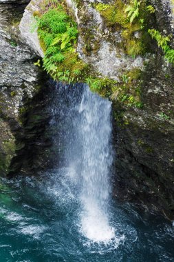 Norveç dağlarında yaz küçük şelale