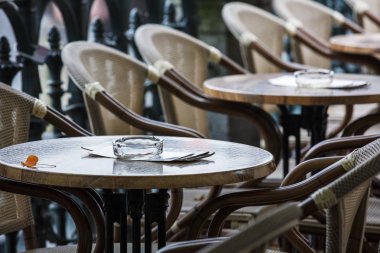 sokak bir kafede masada kül tablası