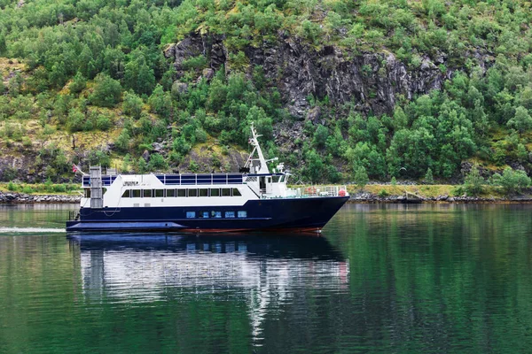 Piccole navi da passeggeri nel fiordo, Norvegia — Foto Stock