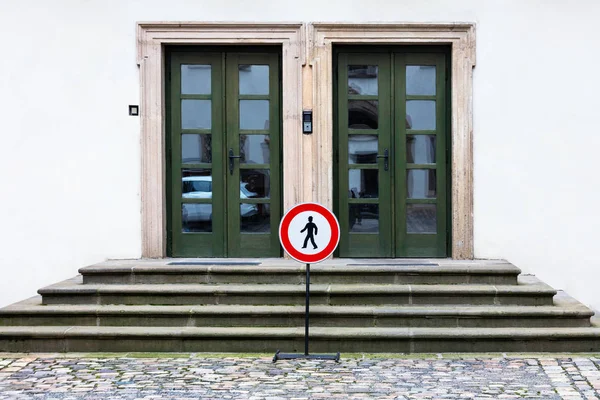 Portas para edifício antigo fechado para passagem — Fotografia de Stock