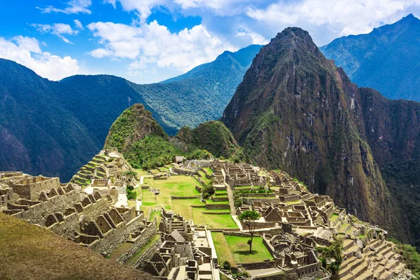 Macchu Picchu cidade velha no dia ensolarado — Fotografia de Stock