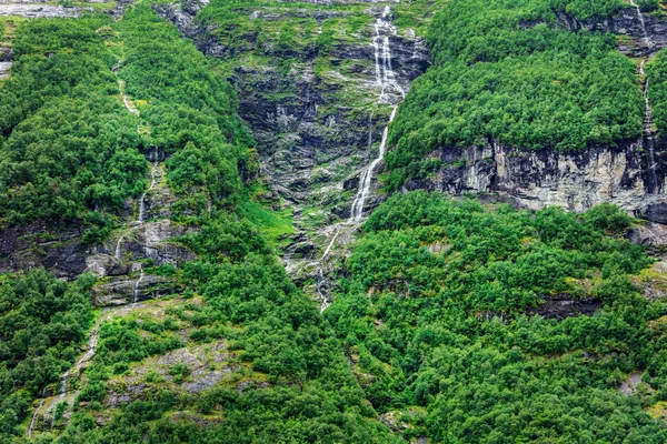 Kis vízesések erdőben, Norvégia — Stock Fotó