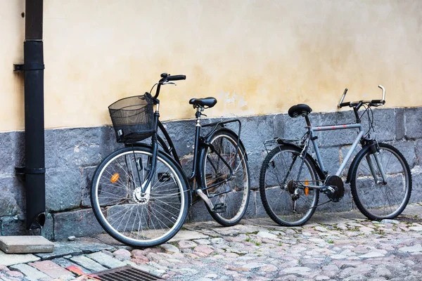 Two bicycles on city street — Stock Photo, Image