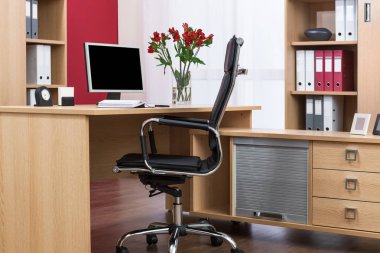 Ofiste bilgisayarlı işyeri