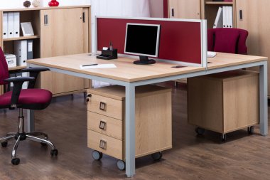 modern ofis masa üzerinde izlemek