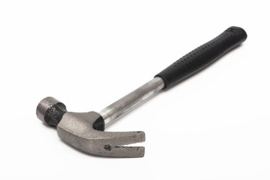 Beyaz arka planda kauçuk saplı çekiç