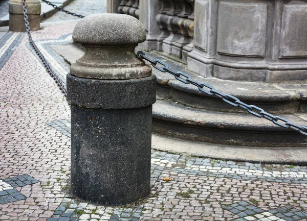 Ogrodzenie Chodnika Postaci Słupów Żelaznymi Łańcuchami — Zdjęcie stockowe