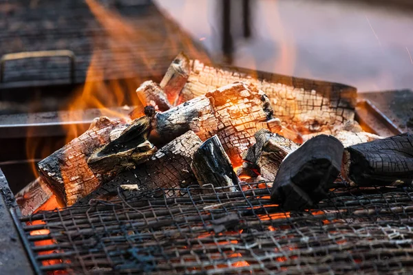 Träkolsgrill Närbild Med Levande Lågor — Stockfoto