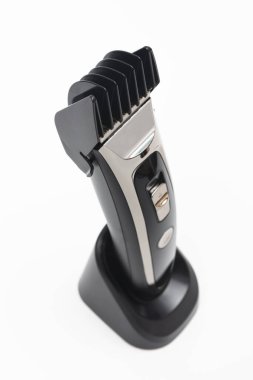 Beyaz arkaplanda yeni bir saç makası