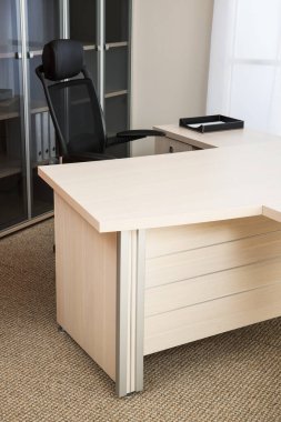 Modern bir ofiste siyah deri koltuk.