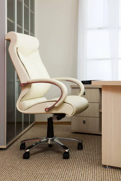 Fehér Bőr Fotel Egy Modern Irodában — Stock Fotó