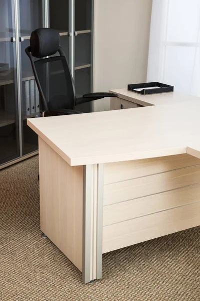 Modern bir ofiste siyah deri koltuk.