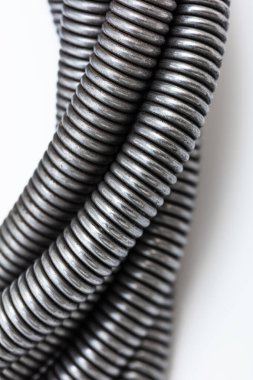 Metal kablo beyaz arkaplanda yakın plan