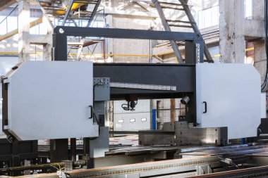 Modern atölyede yeni ve güçlü metal çalışma makinesi