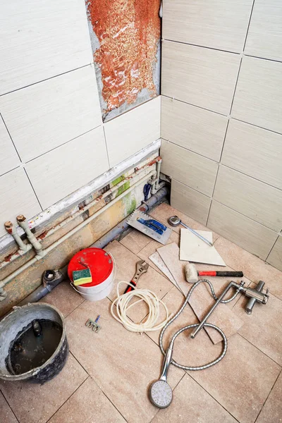 Différents Outils Pour Réparation Dans Salle Bain — Photo