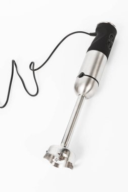Beyaz zemin üzerinde yeni modern blender
