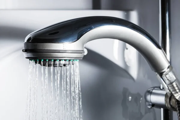 Vatten Från Duschen Det Moderna Badrummet — Stockfoto