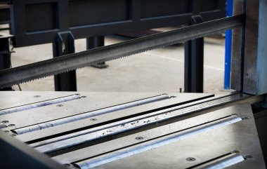 Modern atölyede yeni ve güçlü metal çalışma makinesi