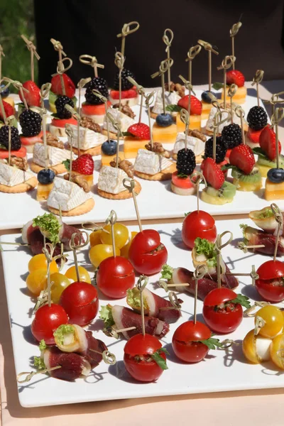 Beautifully decorated catering banquet table with different food snacks and appetizers with sandwich — Stock Photo, Image