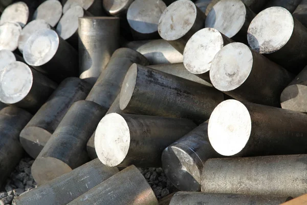 Uma pilha de fundição de alumínio em estoque para uso em segundo plano — Fotografia de Stock