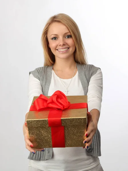 Szőke lány egy szép mosoly és egy ajándék doboz — Stock Fotó