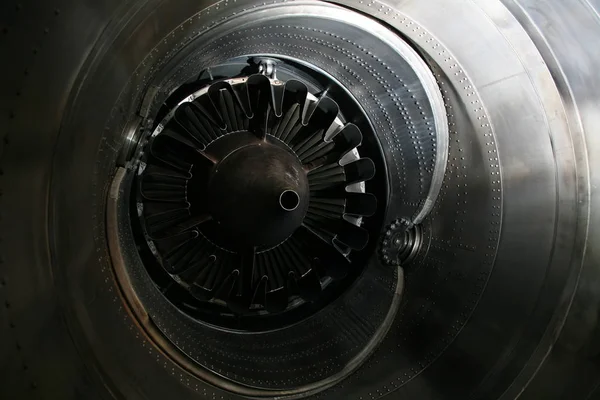Profil du moteur à turbine. Technologies aéronautiques. Détail du moteur à réaction de l'avion dans l'exposition . — Photo