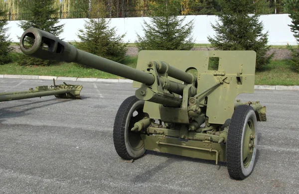 Old green artillery field cannon gun — Stock Photo, Image