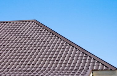 Metal çatı gökyüzü arka plan üzerinde kahverengi çatısı