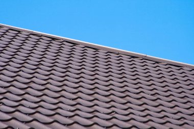 Metal çatı gökyüzü arka plan üzerinde kahverengi çatısı