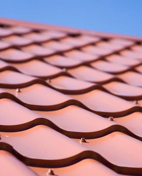 空の背景の金属の屋根ふきの赤い屋根 — ストック写真