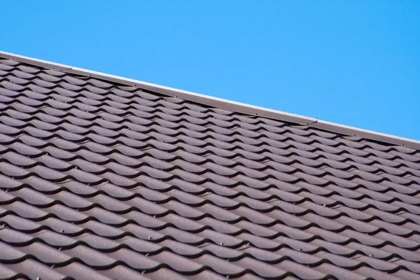 Telhado marrom de telhado de metal no fundo do céu — Fotografia de Stock