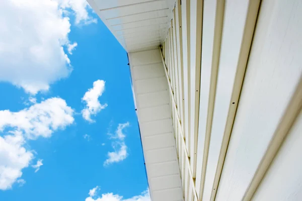 Lado contra o céu — Fotografia de Stock