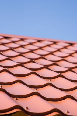 Metal çatı gökyüzü arka plan üzerinde kırmızı çatı