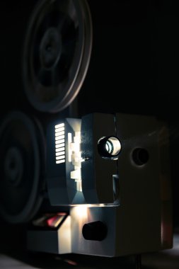 Eski film projektör çalıştıran