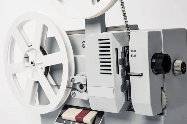 Старий фільм-проектор ізольовані на білому фоні — стокове фото
