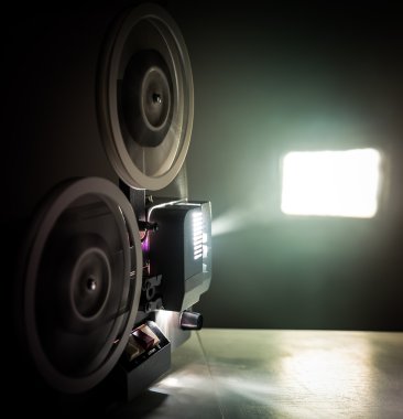 Eski film projektör çalıştıran