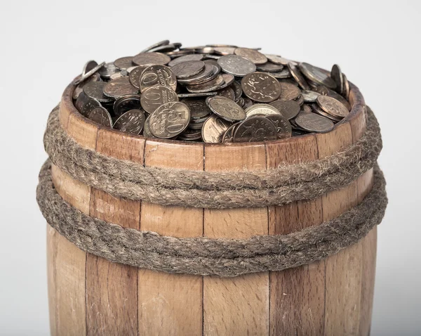 Деревянная бочка с монетами — стоковое фото