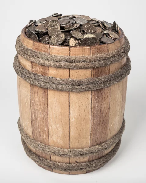 Дерев'яна бочка з монетами — стокове фото