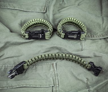 Ordu-yeşil kumaş üzerine askeri paracord bilezik