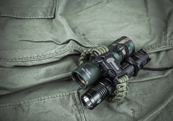 Militära paracord armband, taktisk ficklampa och spion-glas — Stockfoto