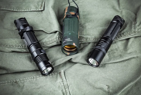 Militära paracord armband, taktisk ficklampa och spion-glas — Stockfoto
