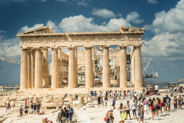 Atina, Yunanistan - Eylül 2016: Turist Parthenon Acropolis etrafında bir sürü