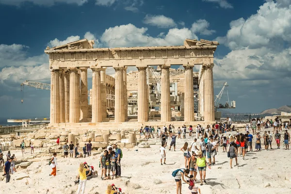 Atina, Yunanistan - Eylül 2016: Turist Parthenon Acropolis etrafında bir sürü