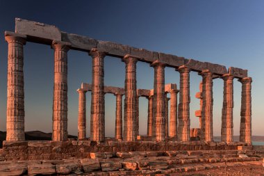 Poseidon Tapınağı kalıntıları gün batımında Cape Sounion içinde