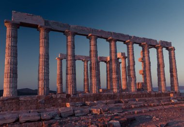 Poseidon Tapınağı kalıntıları gün batımında Cape Sounion içinde