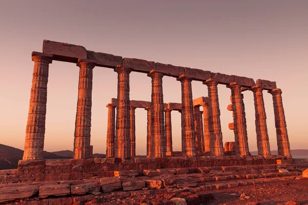 Poseidon Tapınağı kalıntıları gün batımında Cape Sounion içinde