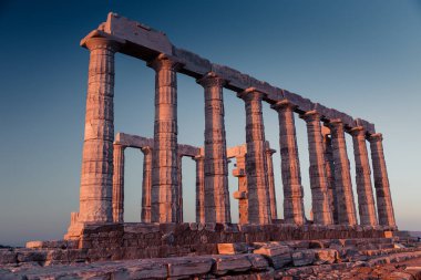 Poseidon Tapınağı kalıntıları gün batımında Cape Sounion içinde